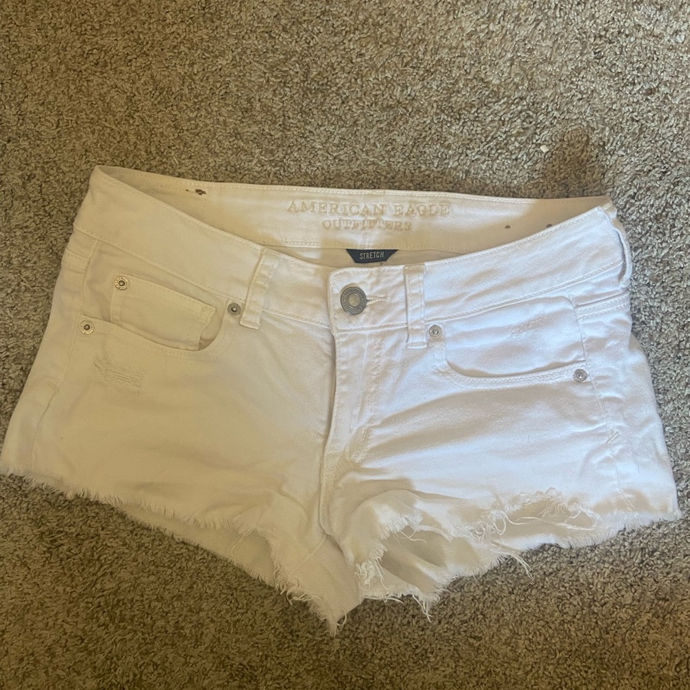 AMERICAN EAGLE LOW RISE WHITE SHORTS